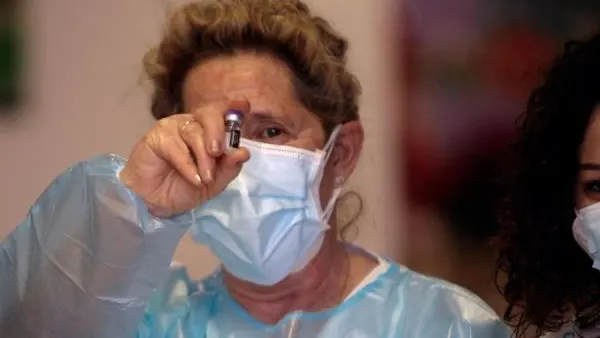 La enfermera muestra la primera dosis de la vacuna contra el coronavirus puesta en Espa&ntilde;a