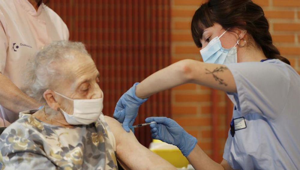 Consuelo Landa, de 91 años, interna en la residencia Ajuria de Vitoria, recibe la vacuna contra la covid 19. 