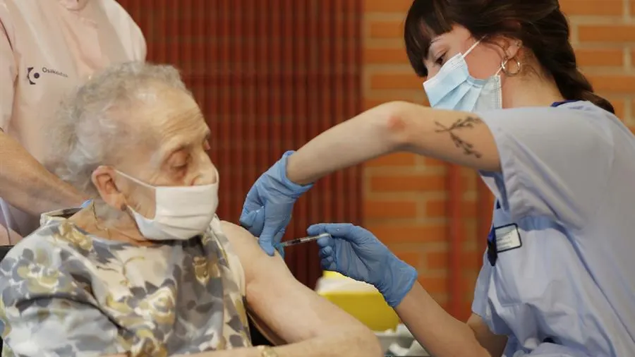 Consuelo Landa, de 91 años, interna en la residencia Ajuria de Vitoria, recibe la vacuna contra la covid 19. Consuelo Landa, de 91 años, interna en la residencia Ajuria de Vitoria, recibe la vacuna contra la covid 19.