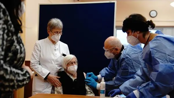 Primera vacunada contra el coronavirus en Alemania Primera vacunada contra el coronavirus en Alemania
