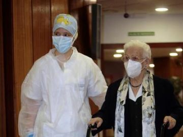 Araceli entra en la sala para recibir la primera vacuna contra el coronavirus