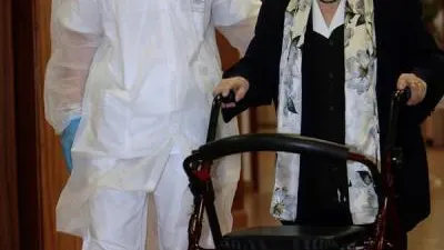 Araceli entra en la sala para recibir la primera vacuna contra el coronavirus