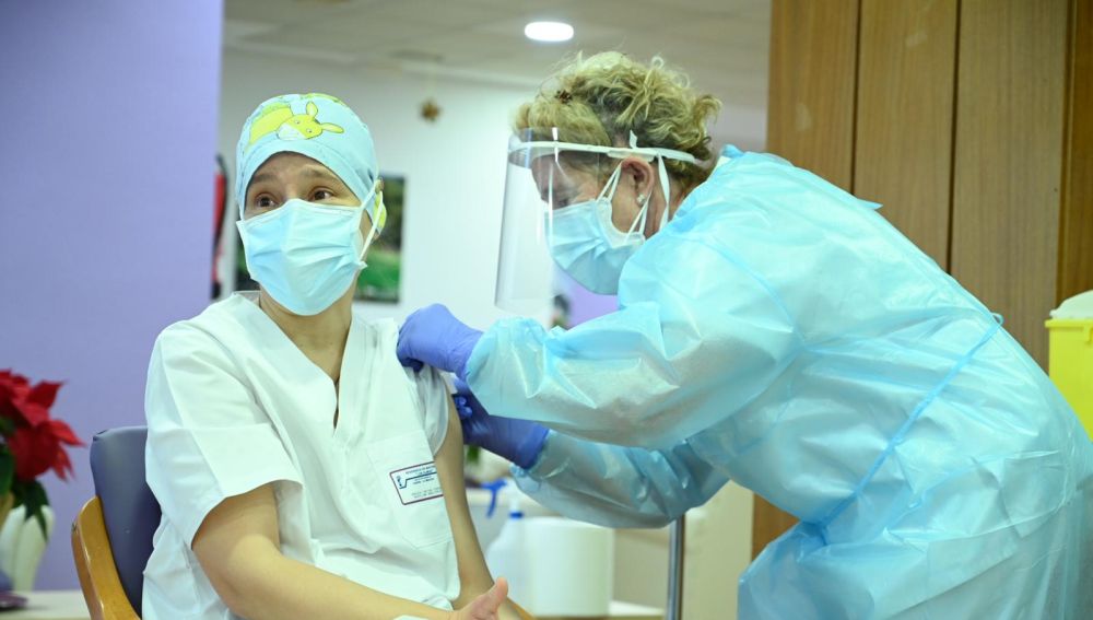 Mònica Tapias recibe la vacuna frente al coronavirus