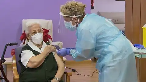 Araceli de 96 años la primera persona en vacunarse contra el coronavirus en España Araceli de 96 años la primera persona en vacunarse contra el coronavirus en España