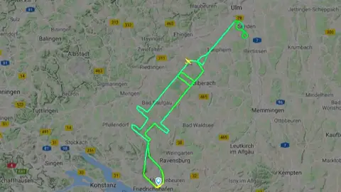 Un piloto alemán recuerda el inicio de la vacunación contra el coronavirus dibujando una jeringa en el cielo Un piloto alemán recuerda el inicio de la vacunación contra el coronavirus dibujando una jeringa en el cielo