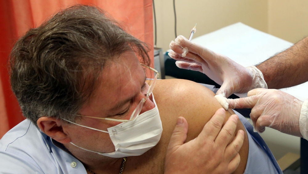 Un sanitario recibe la vacuna de Pfizer en Italia