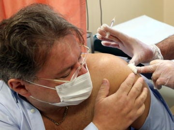 Un sanitario recibe la vacuna de Pfizer en Italia