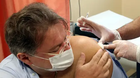 Un sanitario recibe la vacuna de Pfizer en Italia Un sanitario recibe la vacuna de Pfizer en Italia