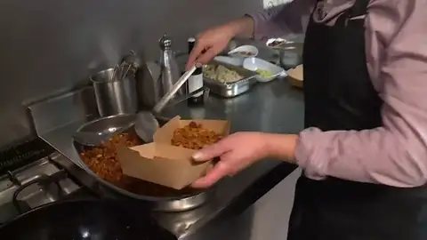 Migas a domicilio, la opción de algunos hosteleros en Toledo para reinventarse en la pandemia del coronavirus Migas a domicilio, la opción de algunos hosteleros en Toledo para reinventarse en la pandemia del coronavirus