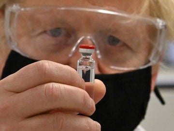 Boris Johnson observa de cerca un vial de la vacuna de Oxford/AstraZeneca