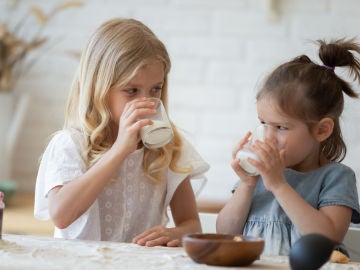 Tomando leche