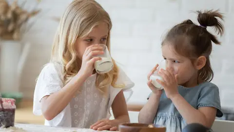 Tomando leche Tomando leche
