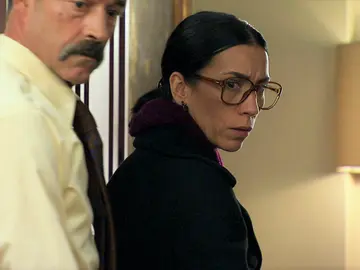 Una sospechosa coincidencia en el despacho de Beltrán hace saltar las alarmas a Manolita Una sospechosa coincidencia en el despacho de Beltrán hace saltar las alarmas a Manolita