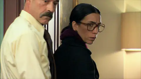 Una sospechosa coincidencia en el despacho de Beltrán hace saltar las alarmas a Manolita Una sospechosa coincidencia en el despacho de Beltrán hace saltar las alarmas a Manolita