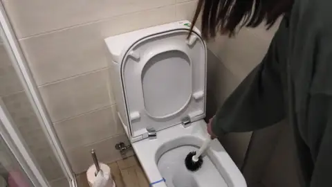 Errores al utilizar la escobilla del WC y cómo limpiarla correctamente Errores al utilizar la escobilla del WC y cómo limpiarla correctamente