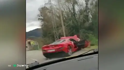 El piloto 'Cohete' Suárez destroza su Ferrari en una carretera secundaria de Asturias: "Es un punto negro y espero que las autoridades tomen medidas" El piloto 'Cohete' Suárez destroza su Ferrari en una carretera secundaria de Asturias: "Es un punto negro y espero que las autoridades tomen medidas"