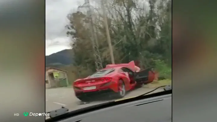 El piloto 'Cohete' Suárez destroza su Ferrari en una carretera secundaria de Asturias: "Es un punto negro y espero que las autoridades tomen medidas" El piloto 'Cohete' Suárez destroza su Ferrari en una carretera secundaria de Asturias: "Es un punto negro y espero que las autoridades tomen medidas"