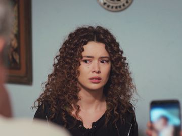 Piril se venga de Sirin mostrando a Enver y Hatice sus fotos íntimas en la cama con Sarp