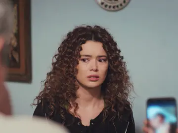 Piril se venga de Sirin mostrando a Enver y Hatice sus fotos íntimas en la cama con Sarp Piril se venga de Sirin mostrando a Enver y Hatice sus fotos íntimas en la cama con Sarp