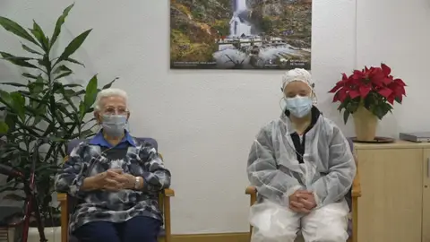 Araceli, la primera vacunada del coronavirus, dice que se encuentra bien Araceli, la primera vacunada del coronavirus, dice que se encuentra bien