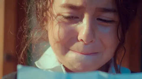 Oykü lee una carta que cambiará su vida para siempre: “No puedo seguir cuidando de ti, encuentra a tu padre” Oykü lee una carta que cambiará su vida para siempre: “No puedo seguir cuidando de ti, encuentra a tu padre”