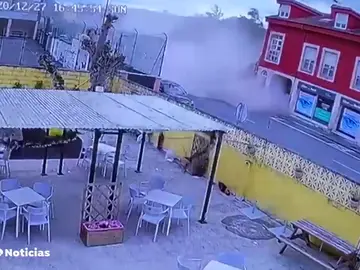 Rescatan a un joven que había sido arrastrado por el fuerte oleaje de la borrasca 'Bella' en el malecón de Orio Rescatan a un joven que había sido arrastrado por el fuerte oleaje de la borrasca 'Bella' en el malecón de Orio
