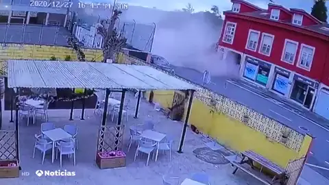 Rescatan a un joven que había sido arrastrado por el fuerte oleaje de la borrasca 'Bella' en el malecón de Orio Rescatan a un joven que había sido arrastrado por el fuerte oleaje de la borrasca 'Bella' en el malecón de Orio