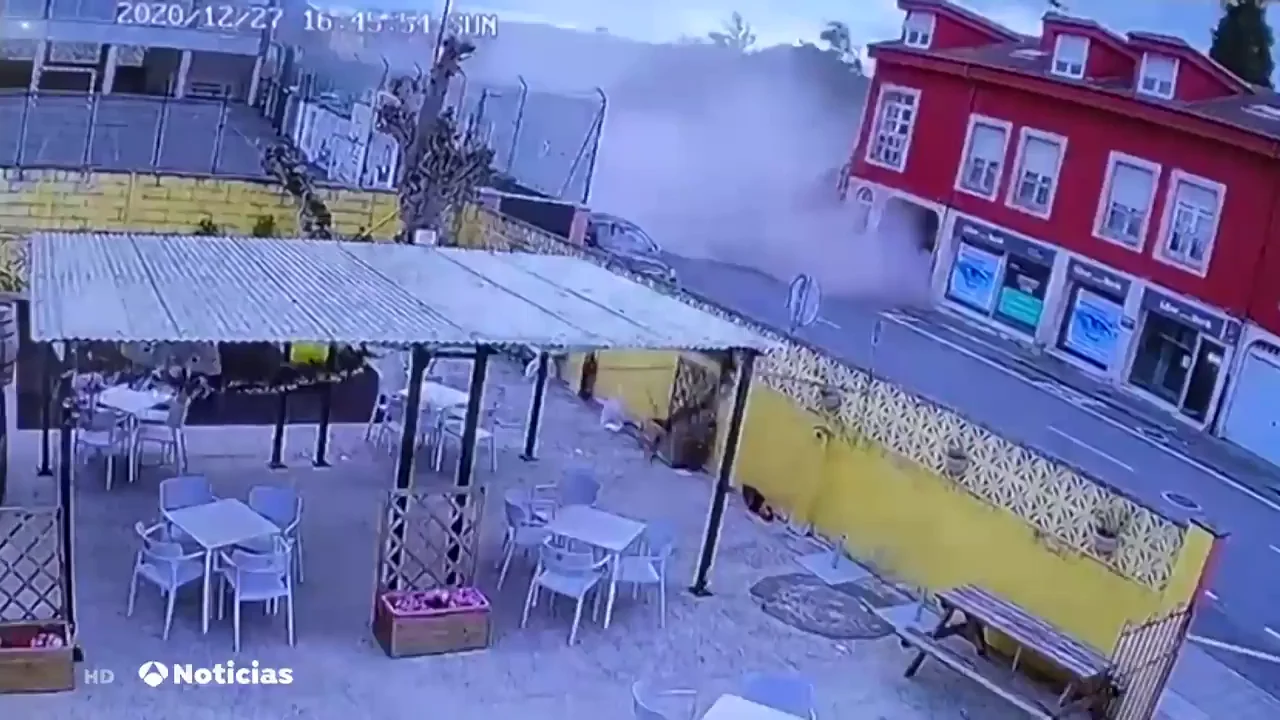 Rescatan a un joven que había sido arrastrado por el fuerte oleaje de la borrasca 'Bella' en el malecón de Orio Rescatan a un joven que había sido arrastrado por el fuerte oleaje de la borrasca 'Bella' en el malecón de Orio
