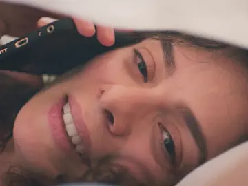 La llamada ‘secreta’ de Bahar a Arif: su tierna conversación de enamorados durante la noche y oculta bajo las sábanas La llamada ‘secreta’ de Bahar a Arif: su tierna conversación de enamorados durante la noche y oculta bajo las sábanas