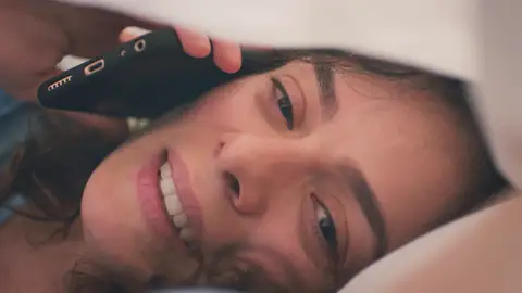 La llamada ‘secreta’ de Bahar a Arif: su tierna conversación de enamorados durante la noche y oculta bajo las sábanas La llamada ‘secreta’ de Bahar a Arif: su tierna conversación de enamorados durante la noche y oculta bajo las sábanas