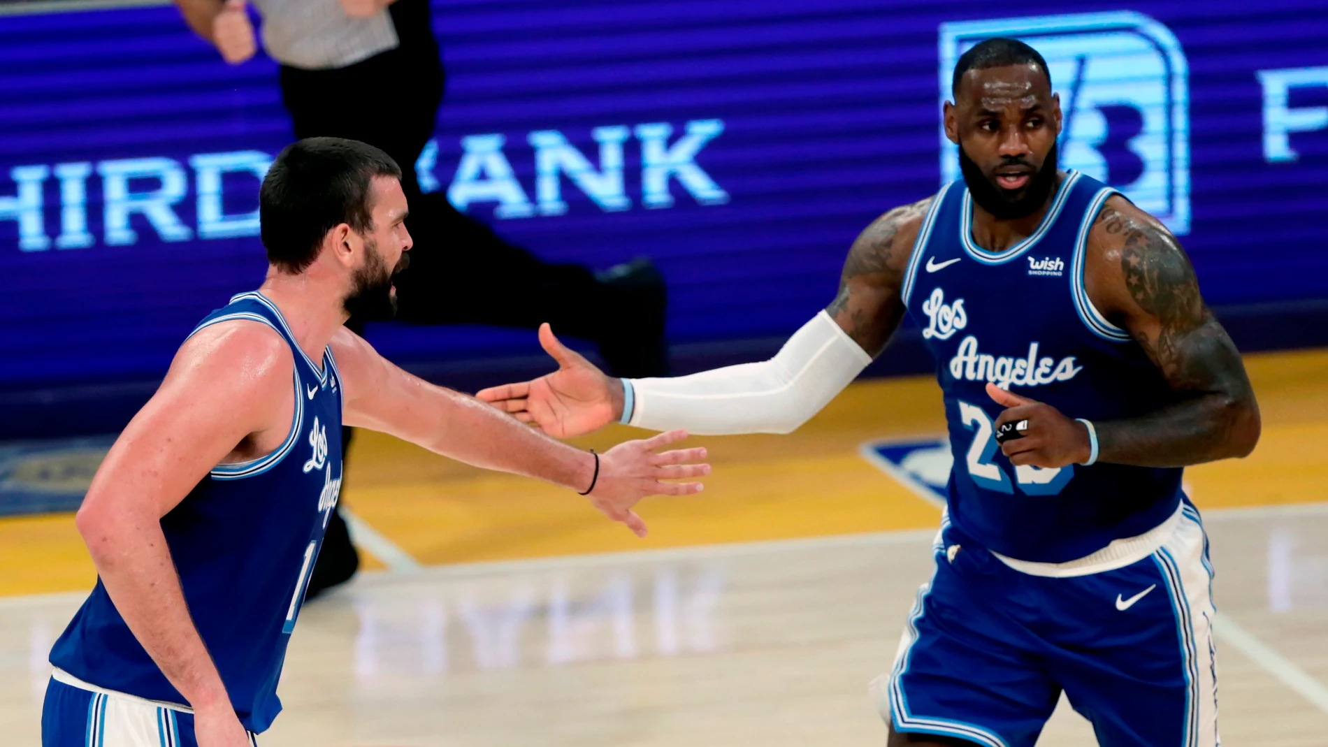 Marc Gasol celebra un jugada con LeBron James Marc Gasol celebra un jugada con LeBron James