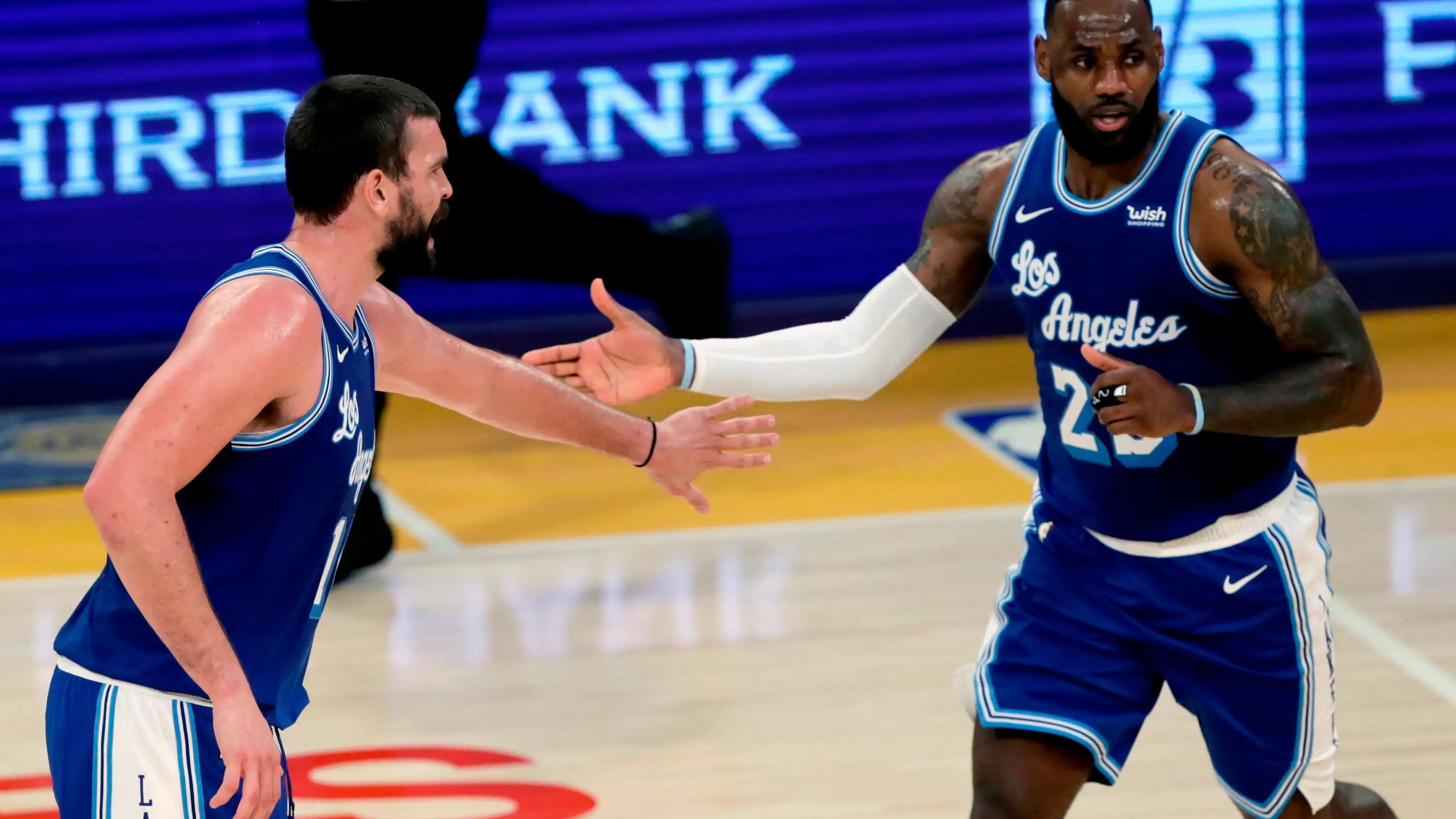 Marc Gasol celebra un jugada con LeBron James Marc Gasol celebra un jugada con LeBron James