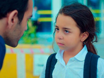 Demir reniega de Öykü hasta que la honestidad de la pequeña le pone contra las cuerdas