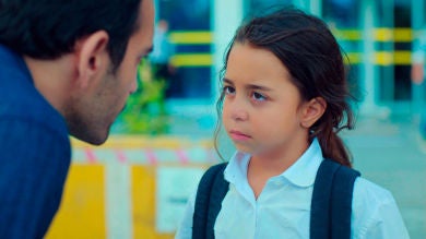 Demir reniega de Öykü hasta que la honestidad de la pequeña le pone contra las cuerdas