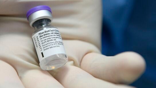 La vacuna de Pfizer contra la COVID-19 pasar&aacute; a llamarse Comirnaty