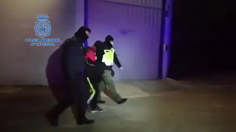 La Policía Nacional detiene a un familiar de un miembro del Daesh por amenazar a los viandantes con un machete en Castellón La Policía Nacional detiene a un familiar de un miembro del Daesh por amenazar a los viandantes con un machete en Castellón