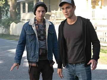 Cole Sprouse y KJ Apa en 'Riverdale'