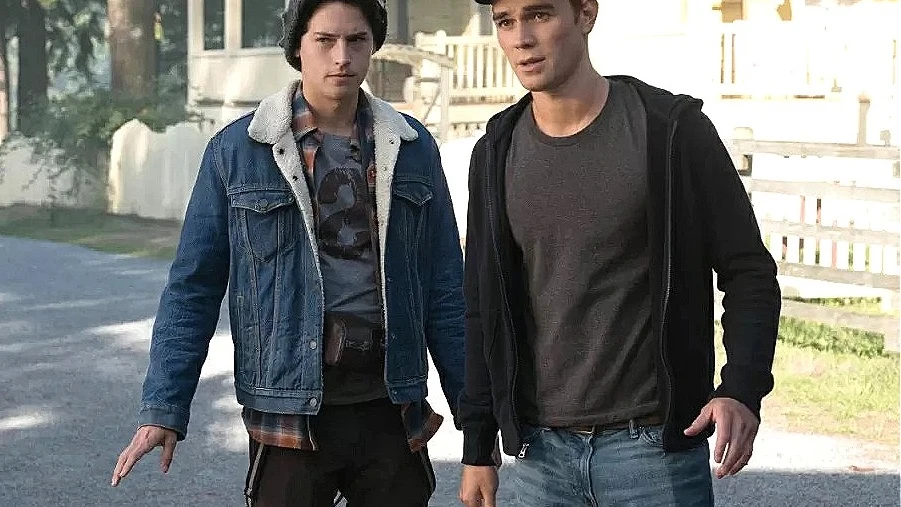 Cole Sprouse y KJ Apa en 'Riverdale' Cole Sprouse y KJ Apa en 'Riverdale'