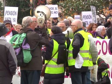 Los pensionistas se concentran este martes frente al Congreso de los Diputados