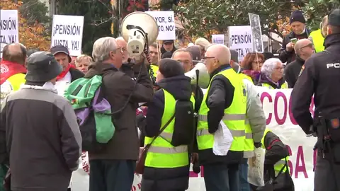 Los pensionistas se concentran este martes frente al Congreso de los Diputados Los pensionistas se concentran este martes frente al Congreso de los Diputados
