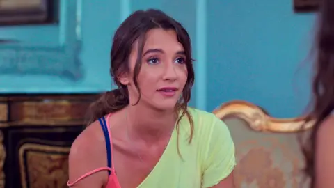 Candan cuida de la pequeña Öykü Candan cuida de la pequeña Öykü