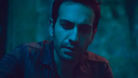 Demir, confundido, comienza a sentir una conexión especial por Öykü Demir, confundido, comienza a sentir una conexión especial por Öykü