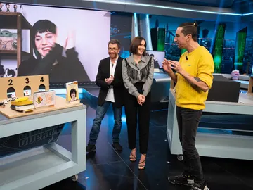 Andrea Duro y Angy Fernández disfrutan de una ciencia divertida en 'El Hormiguero 3.0': "¿Por qué puerta va a entrar la bolita?" Andrea Duro y Angy Fernández disfrutan de una ciencia divertida en 'El Hormiguero 3.0': "¿Por qué puerta va a entrar la bolita?"