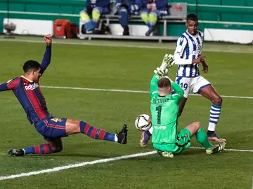 Ter Stegen detiene un disparo de Isak Ter Stegen detiene un disparo de Isak