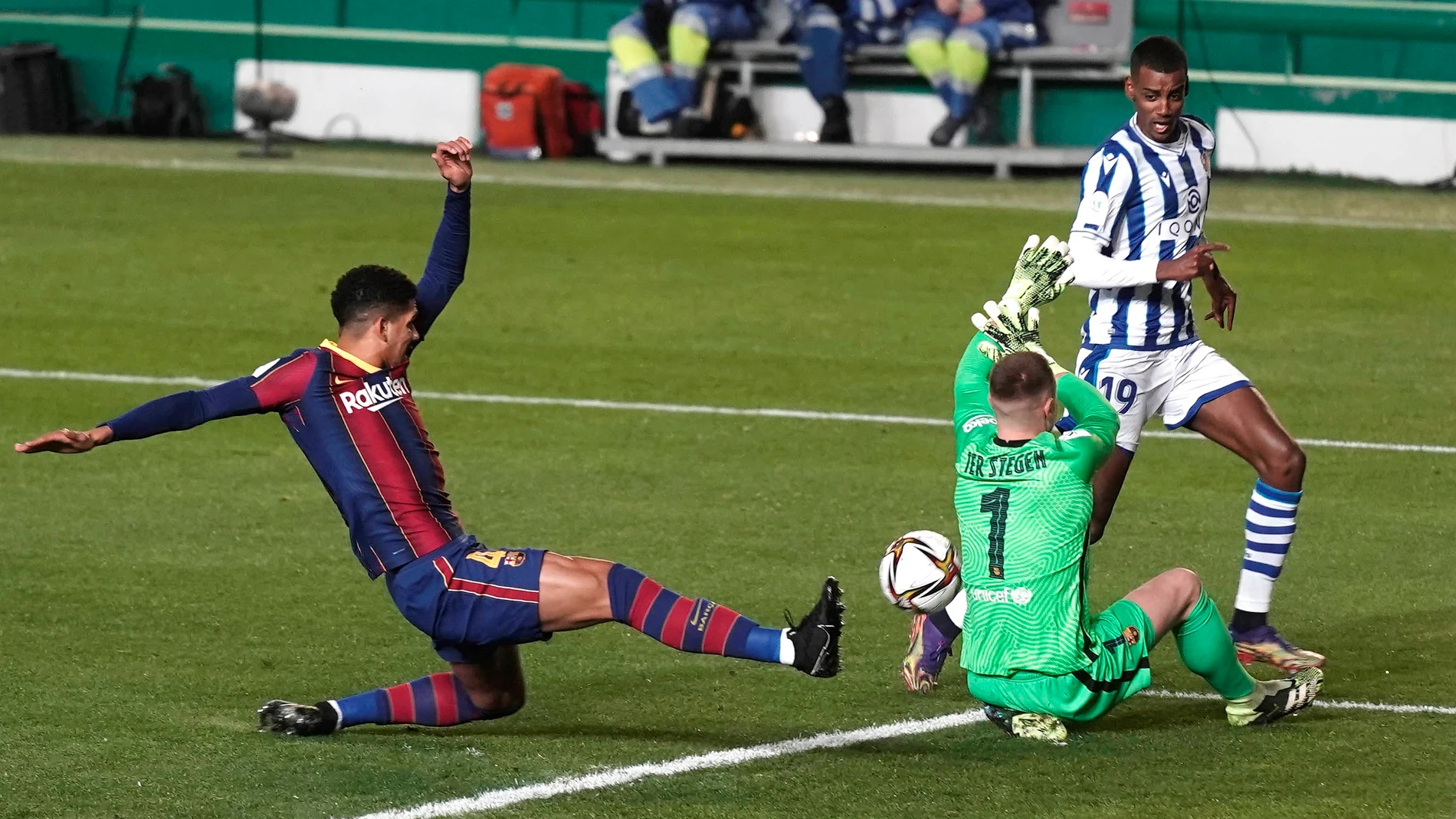 Ter Stegen detiene un disparo de Isak Ter Stegen detiene un disparo de Isak