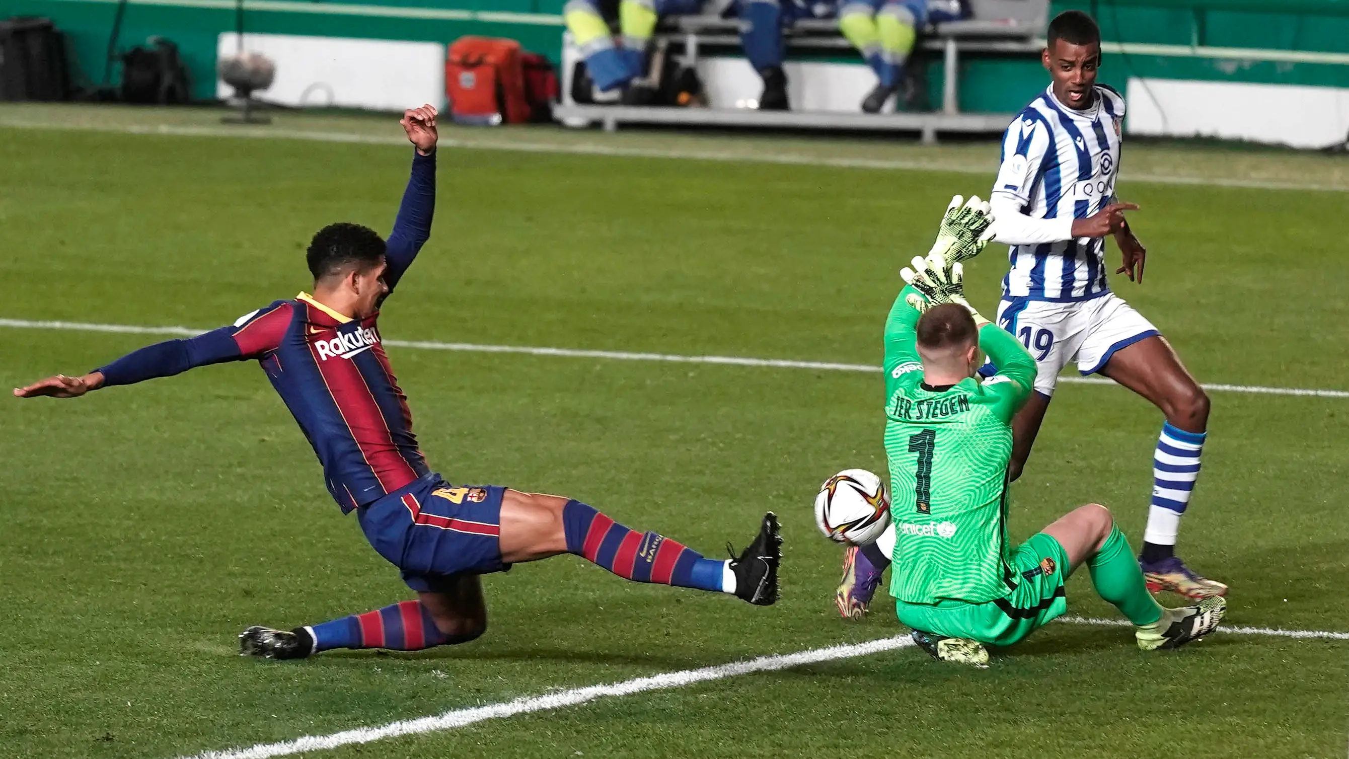 Ter Stegen detiene un disparo de Isak Ter Stegen detiene un disparo de Isak