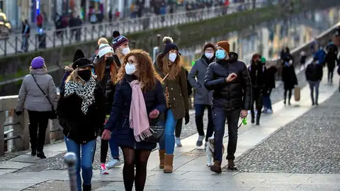 Así evoluciona la pandemia del coronavirus por edades en España Así evoluciona la pandemia del coronavirus por edades en España