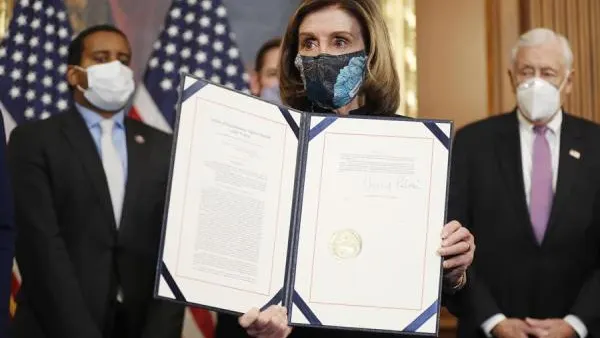 Nacy Pelosi firma el 'impeachment' contra Donald Trump