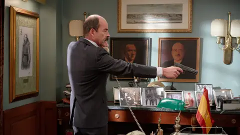 Beltrán encara a Manolita con una pistola Beltrán encara a Manolita con una pistola