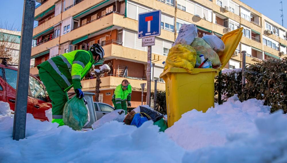 Dos operarios del servicio de recogida de basura en Madrid.